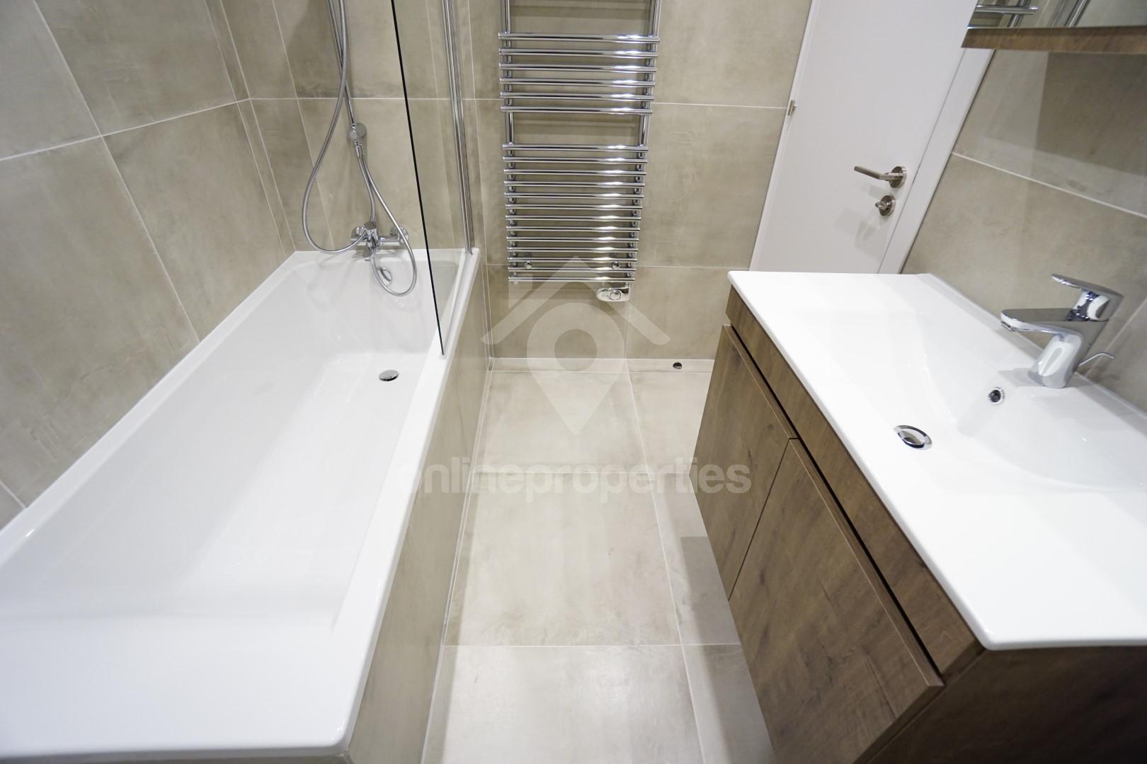 To change image, hover mouse over thumbnails below