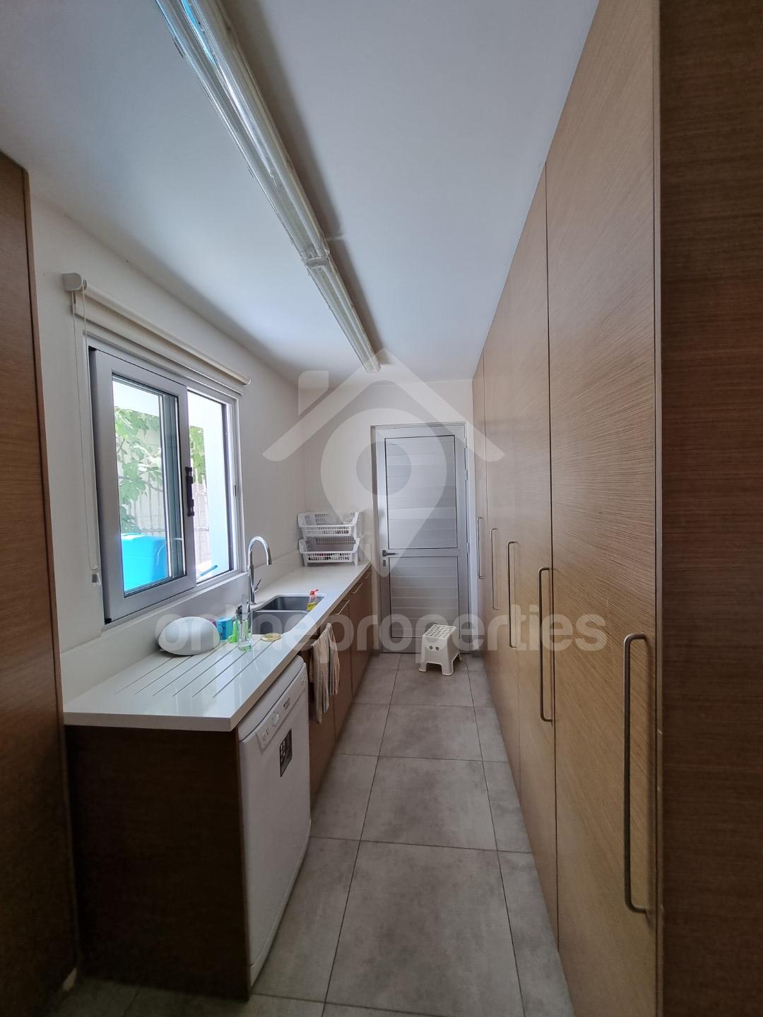 To change image, hover mouse over thumbnails below