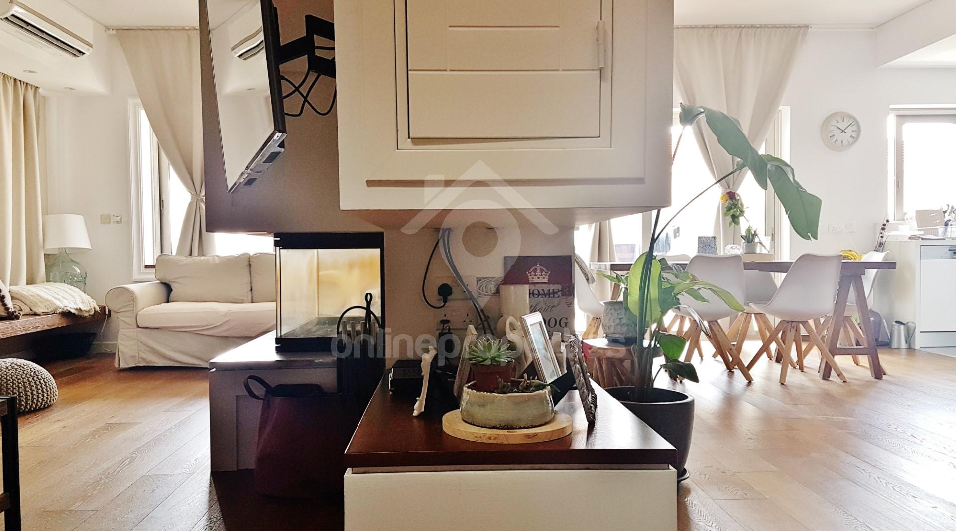 To change image, hover mouse over thumbnails below