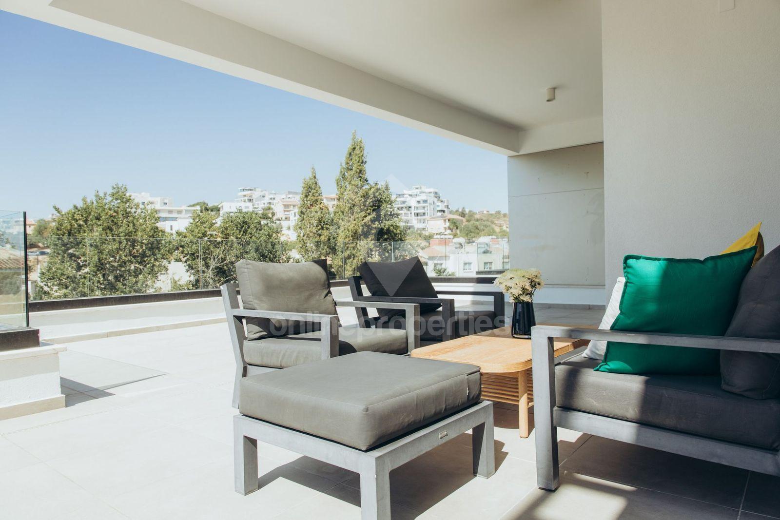 To change image, hover mouse over thumbnails below