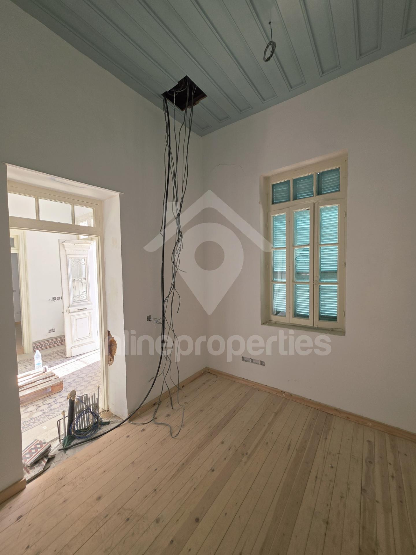 To change image, hover mouse over thumbnails below