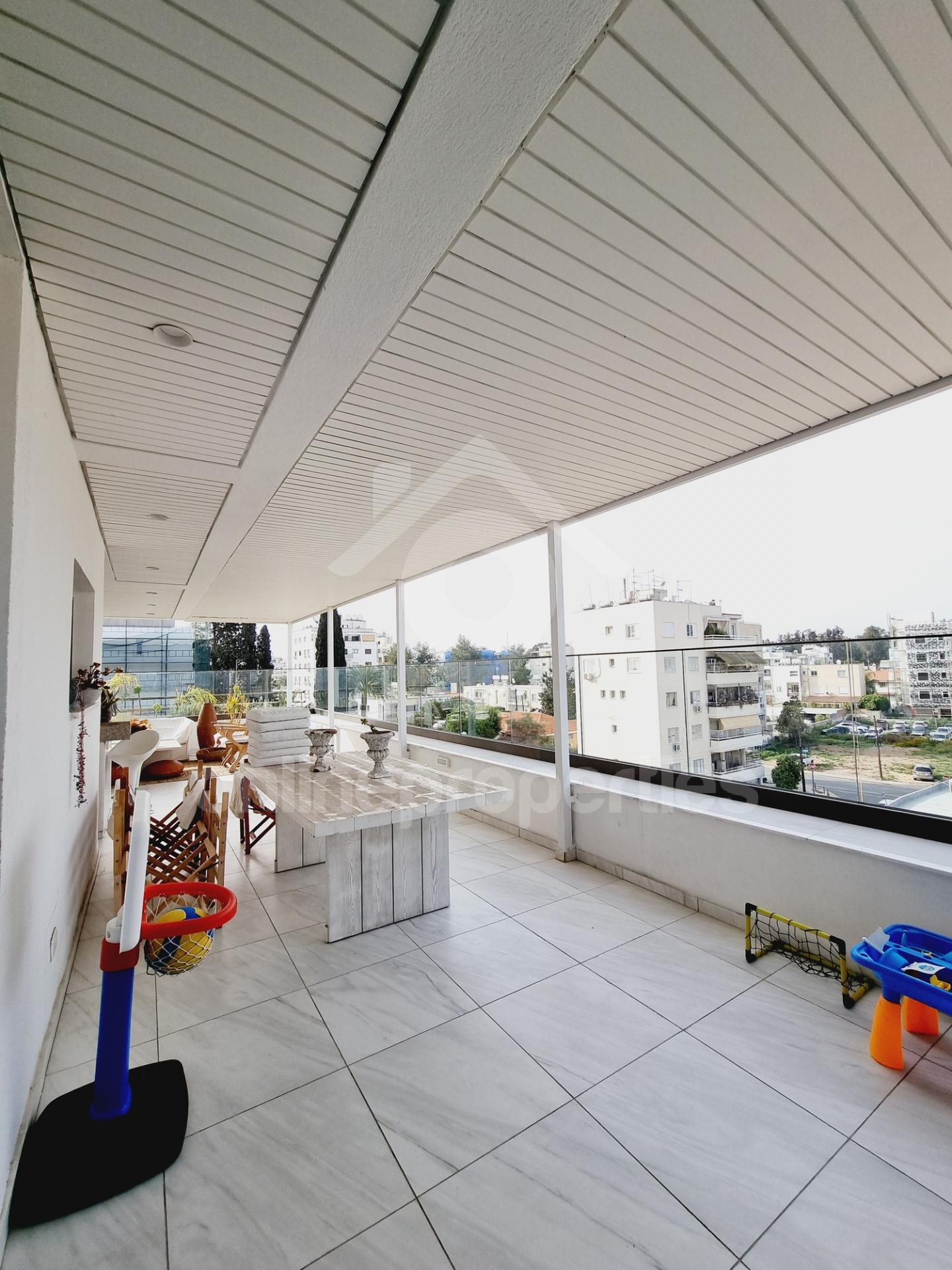 To change image, hover mouse over thumbnails below