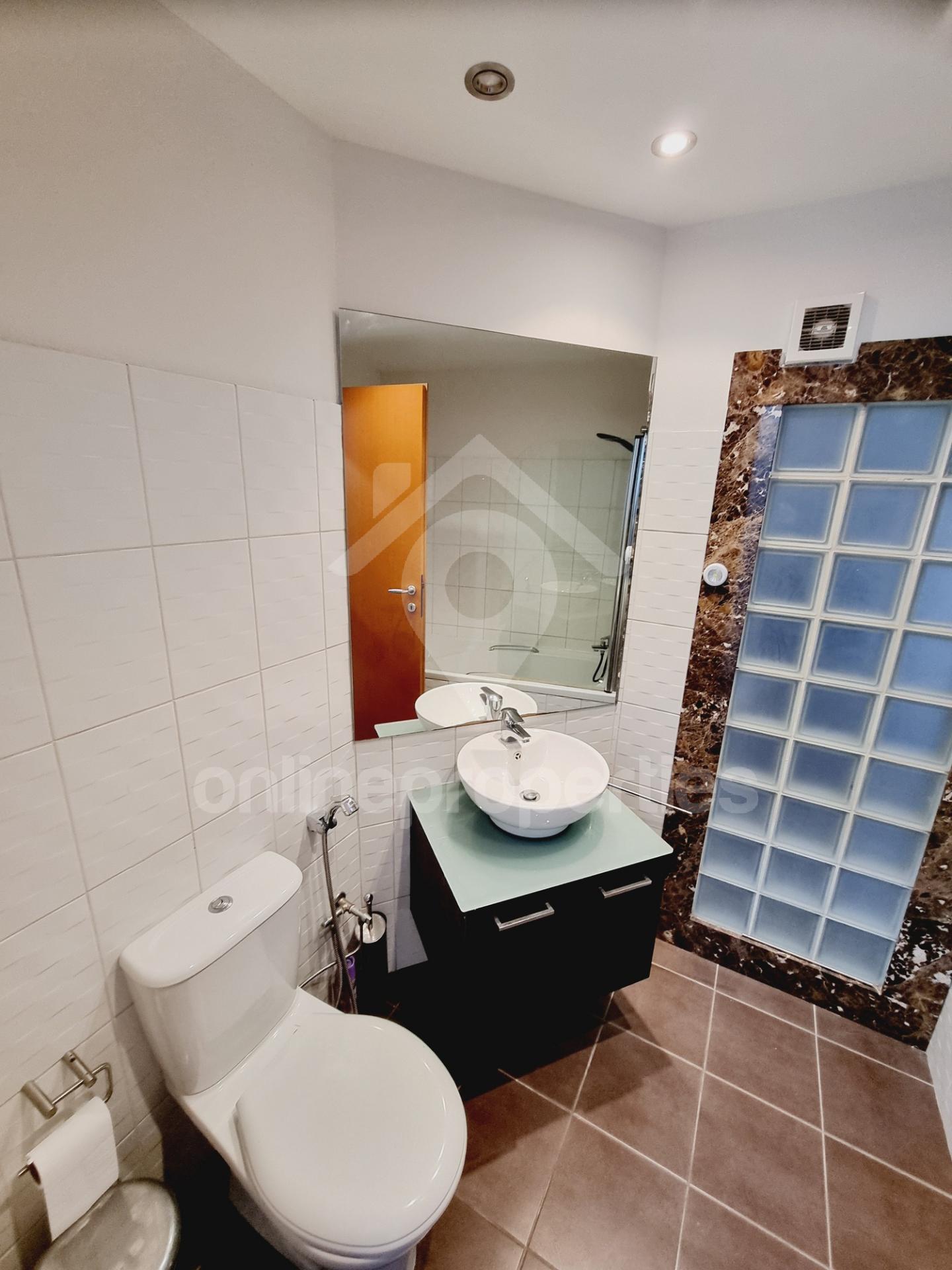 To change image, hover mouse over thumbnails below