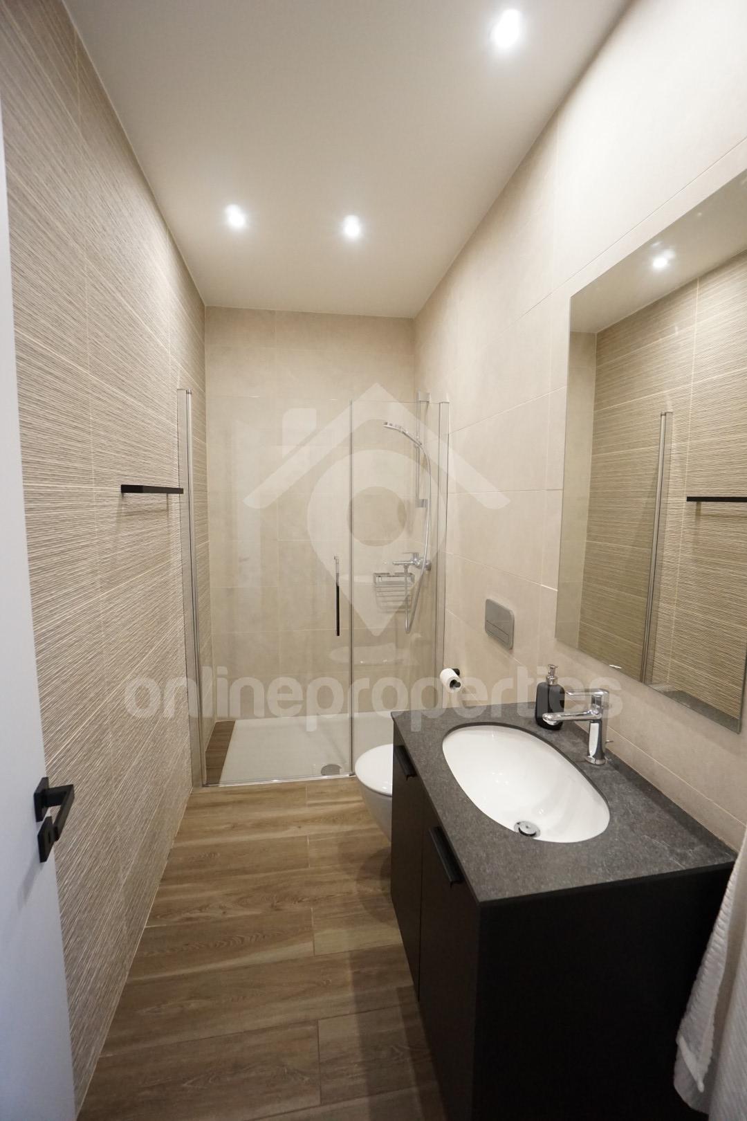 To change image, hover mouse over thumbnails below