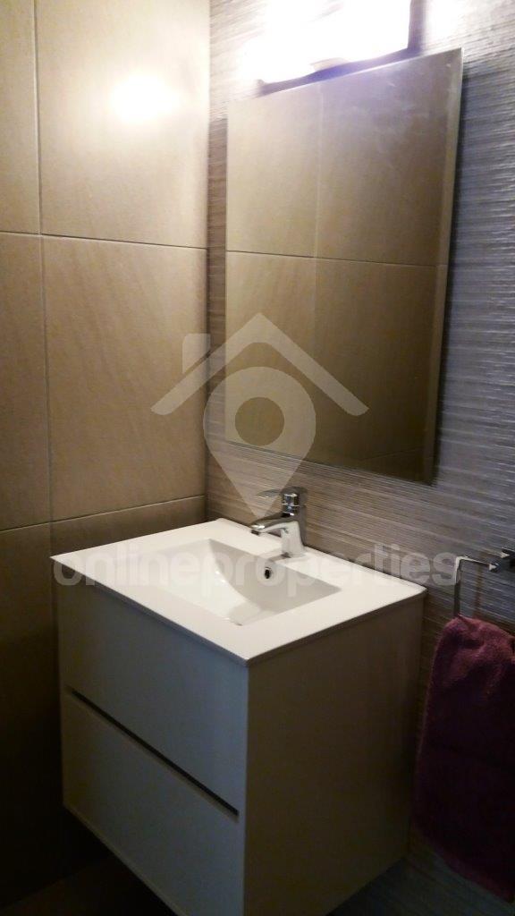 To change image, hover mouse over thumbnails below