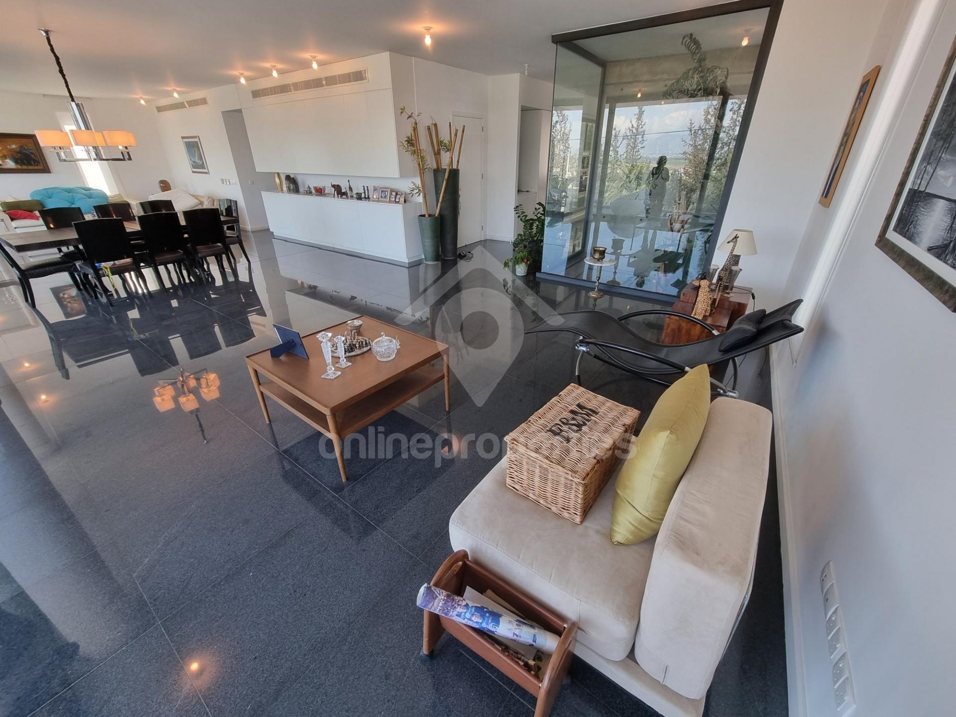 To change image, hover mouse over thumbnails below