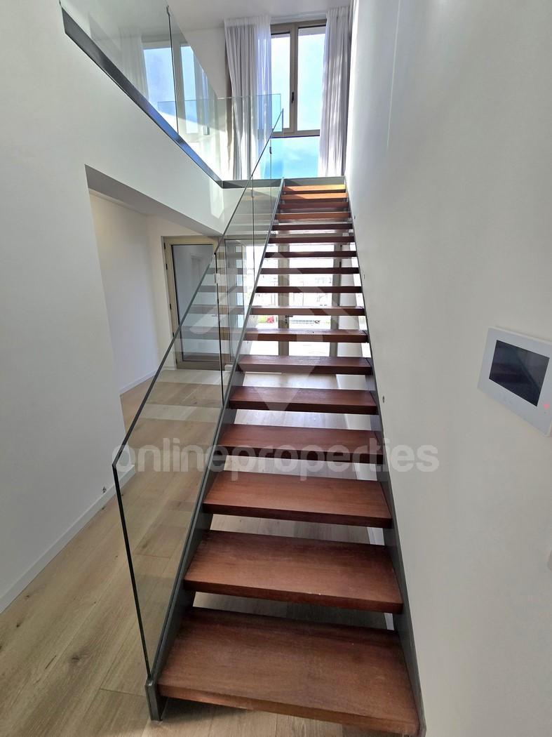 To change image, hover mouse over thumbnails below