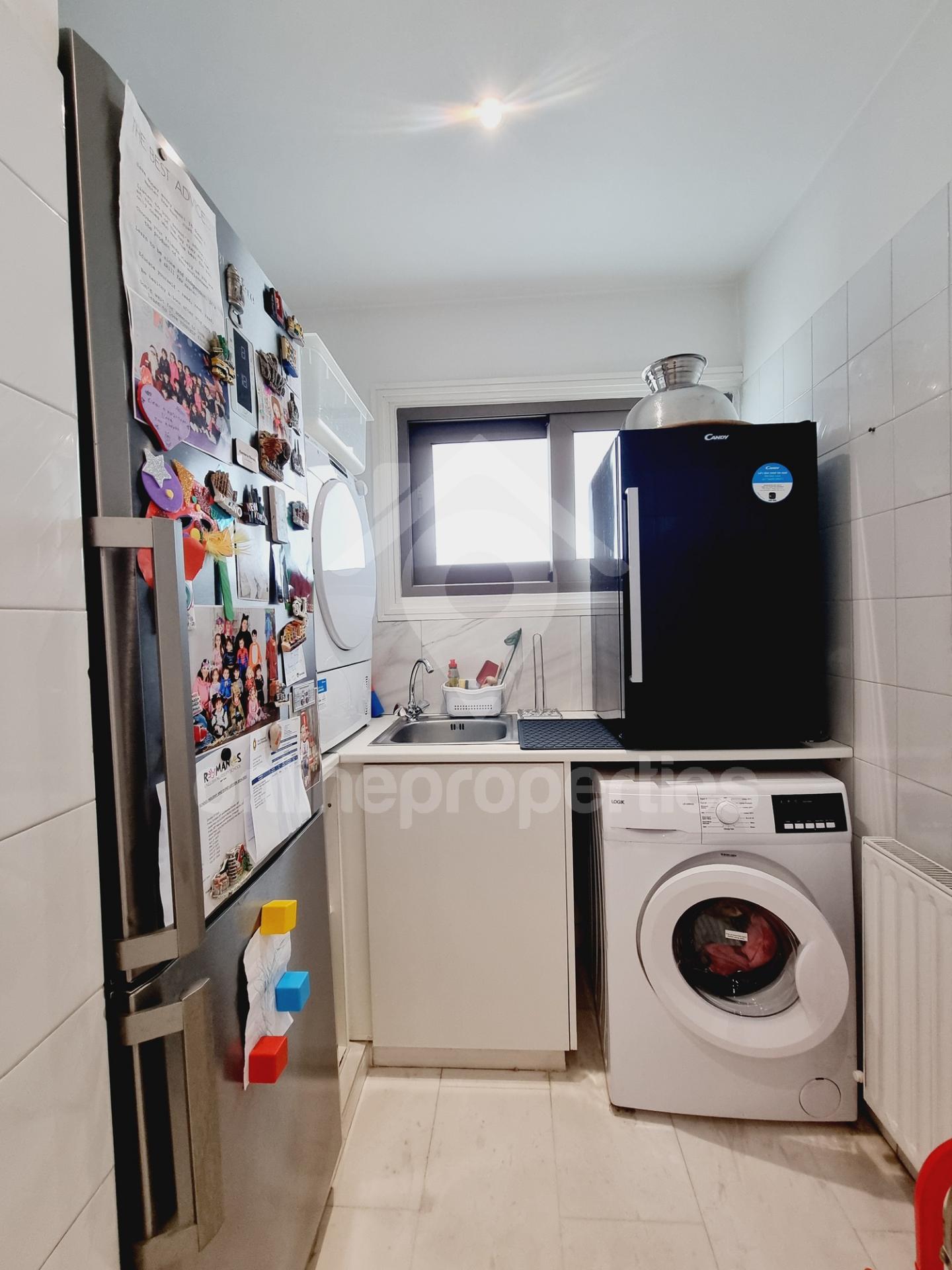 To change image, hover mouse over thumbnails below