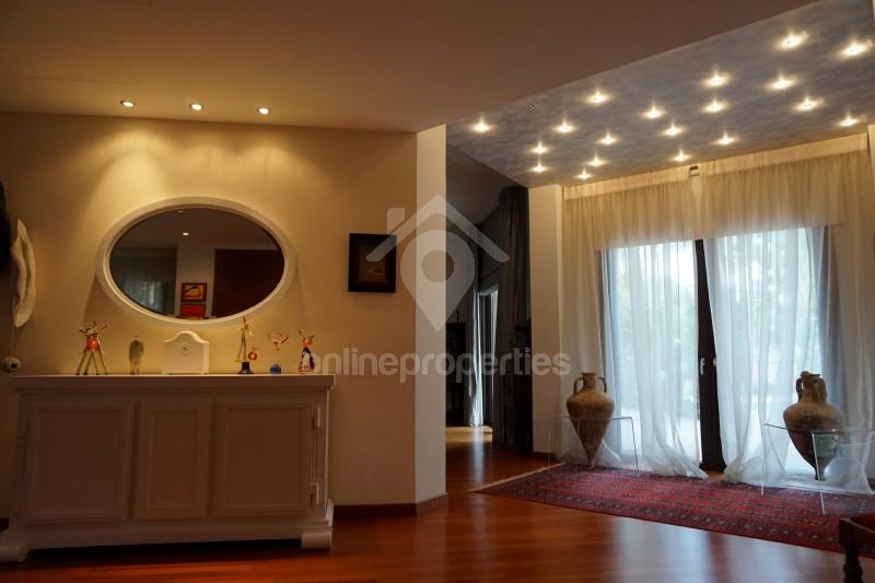 To change image, hover mouse over thumbnails below