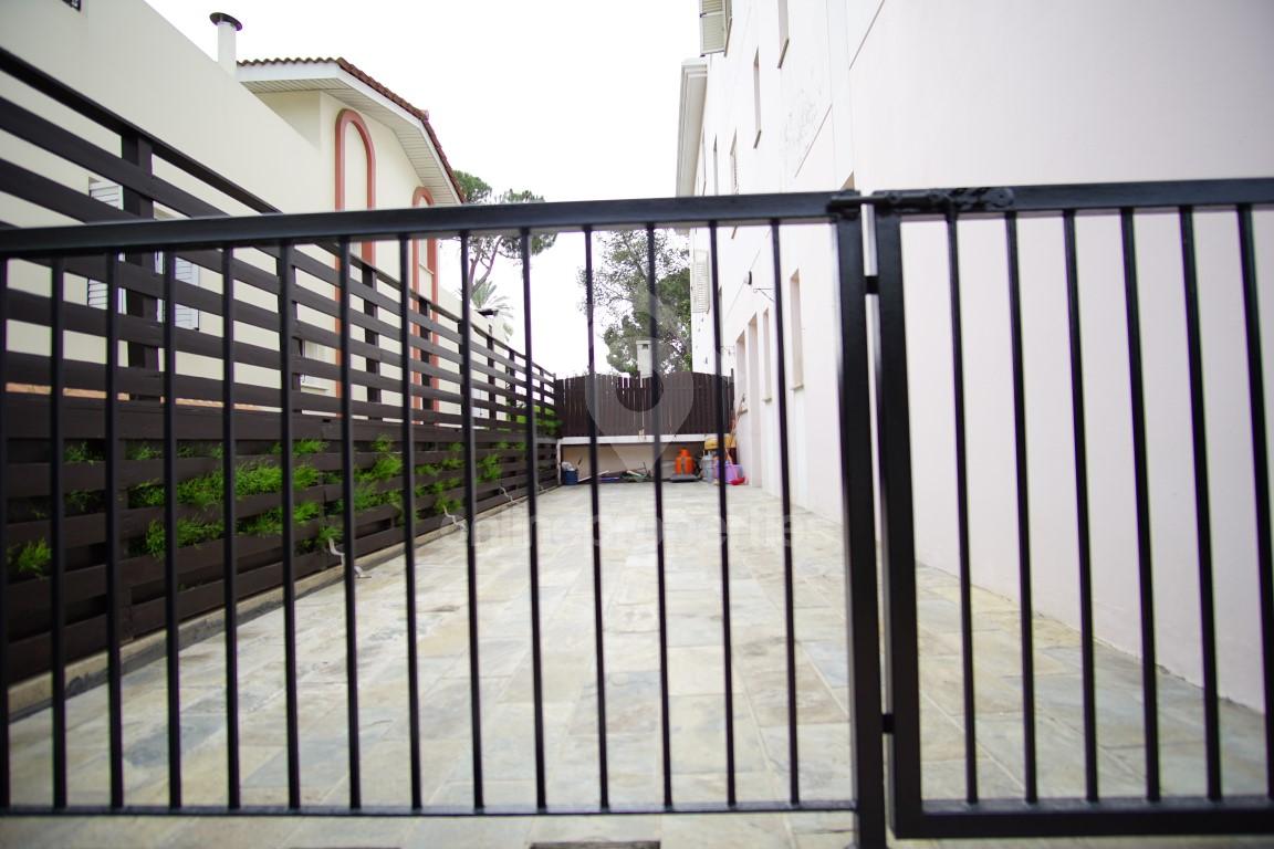 To change image, hover mouse over thumbnails below