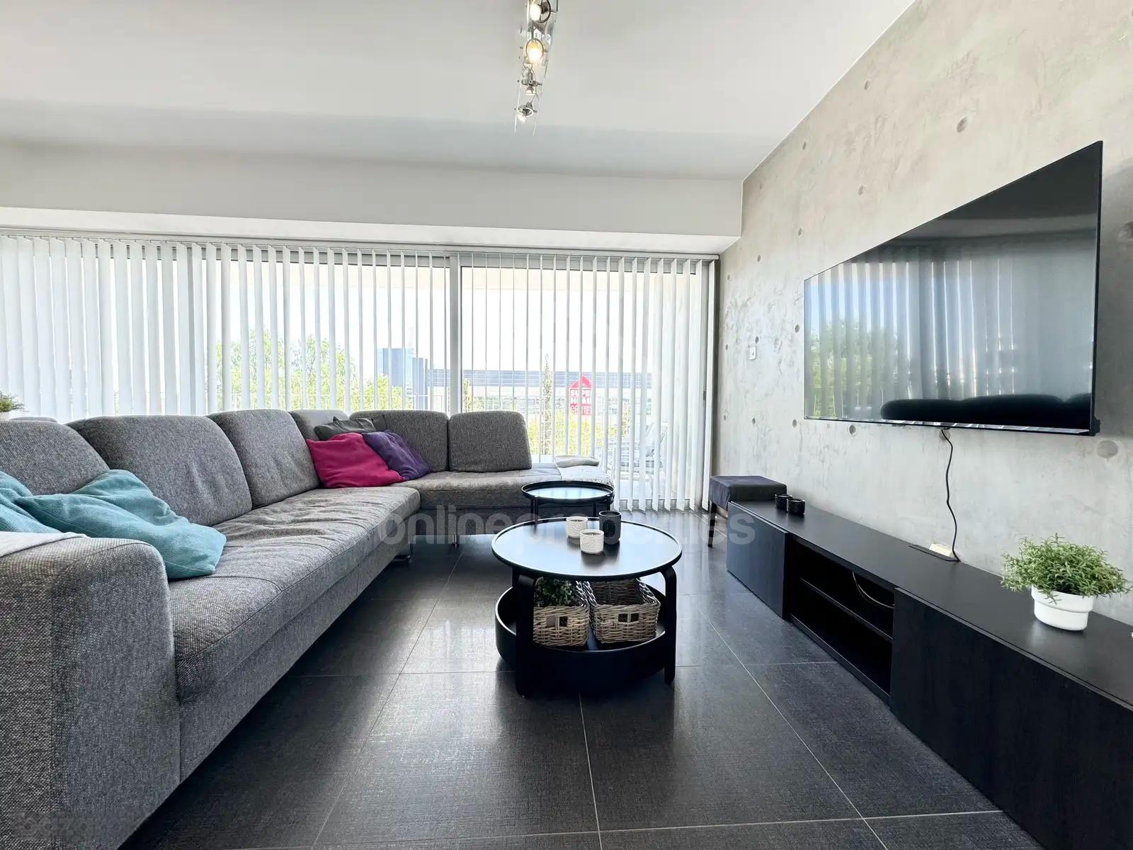 To change image, hover mouse over thumbnails below