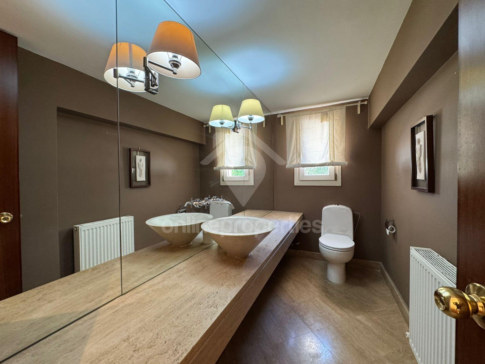 To change image, hover mouse over thumbnails below