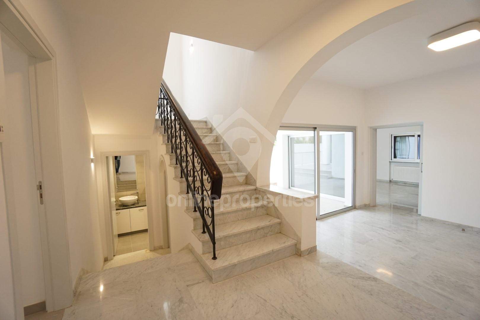 To change image, hover mouse over thumbnails below