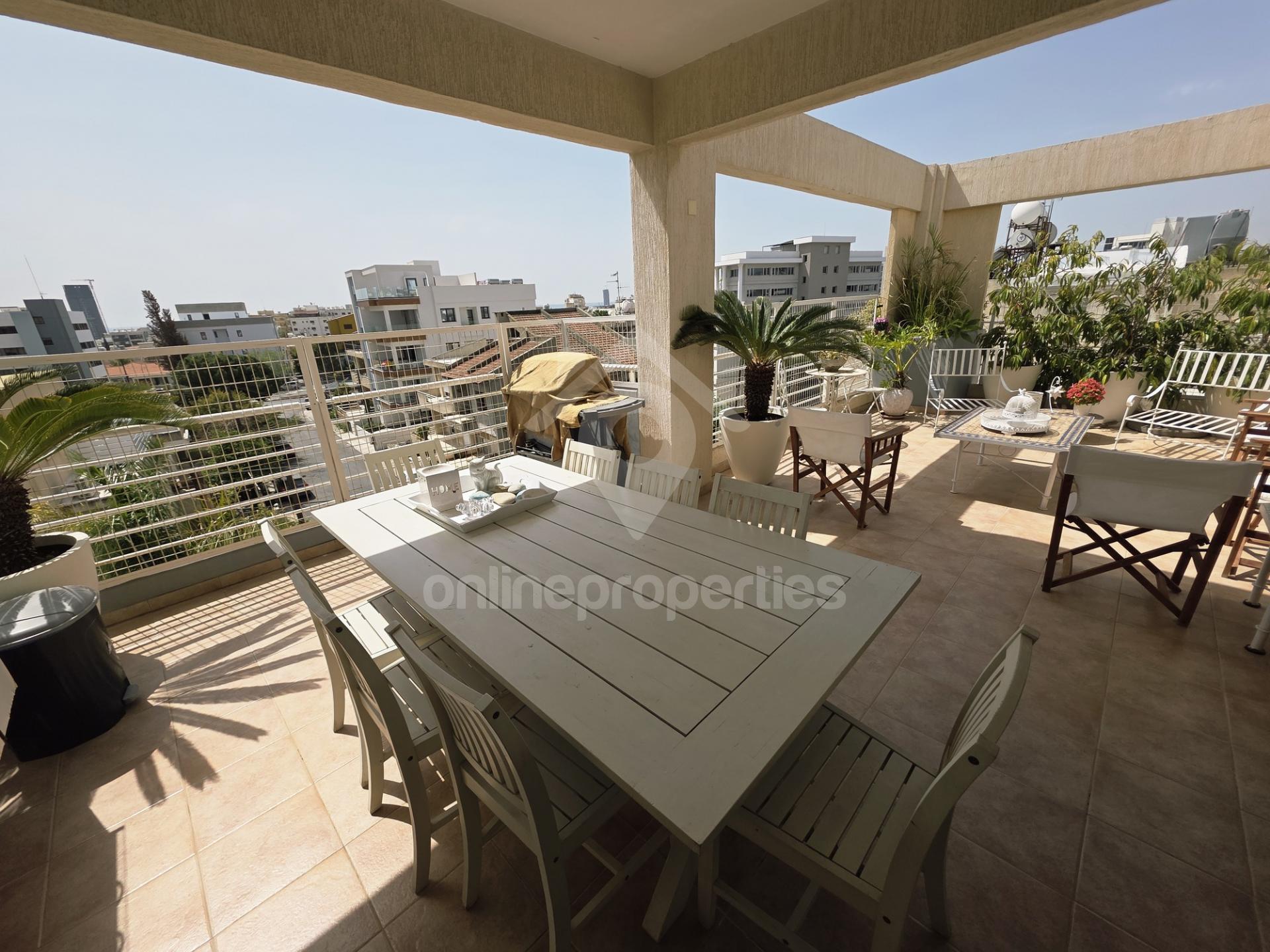 To change image, hover mouse over thumbnails below