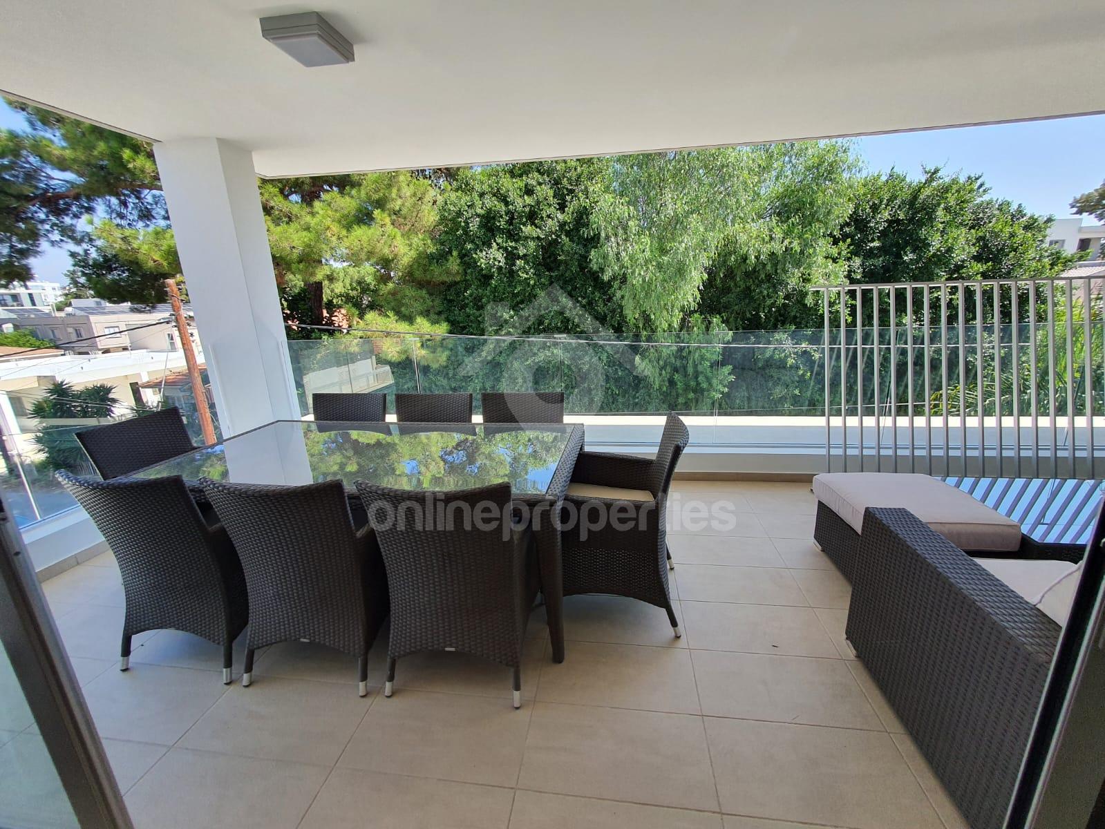 To change image, hover mouse over thumbnails below