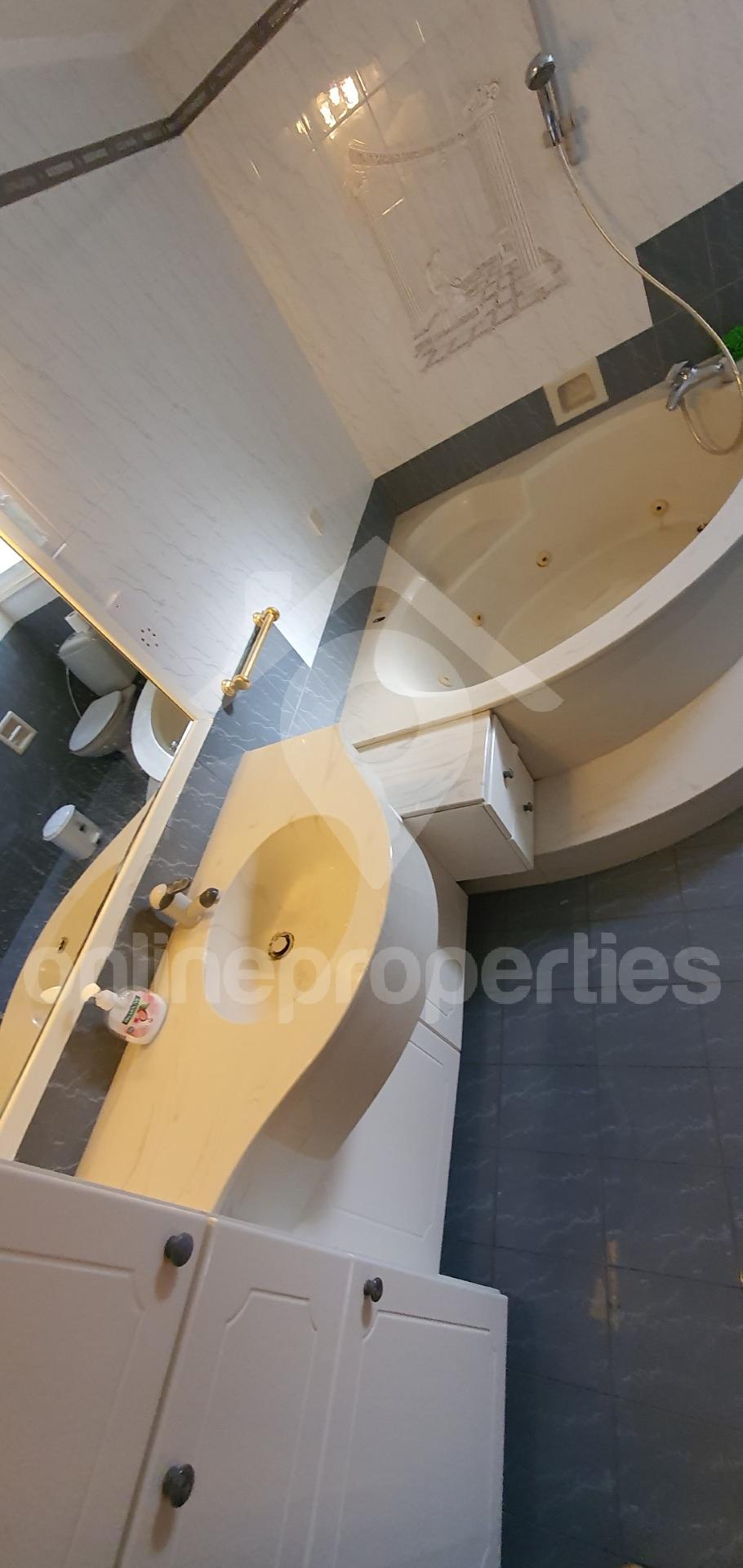 To change image, hover mouse over thumbnails below