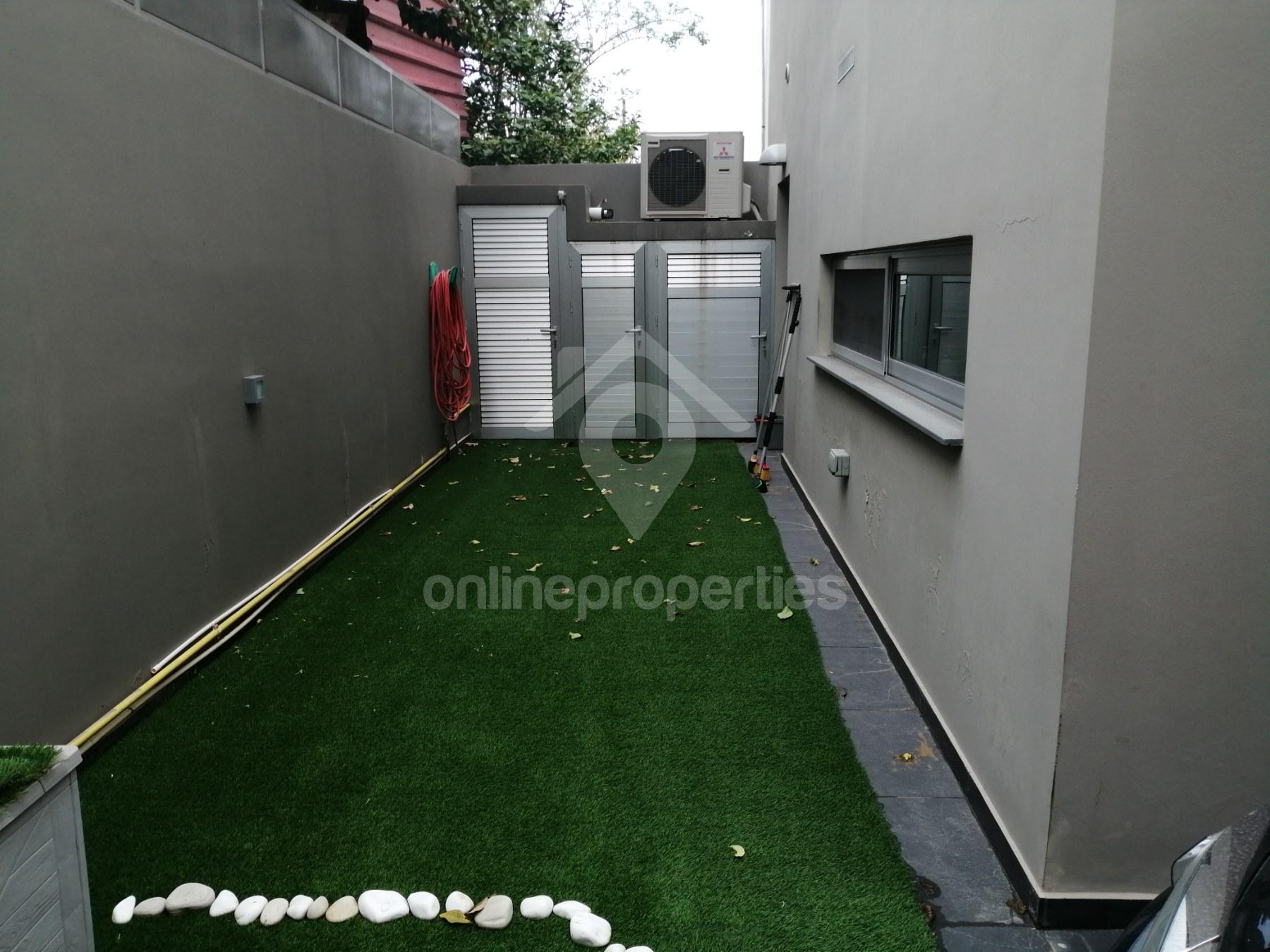 To change image, hover mouse over thumbnails below