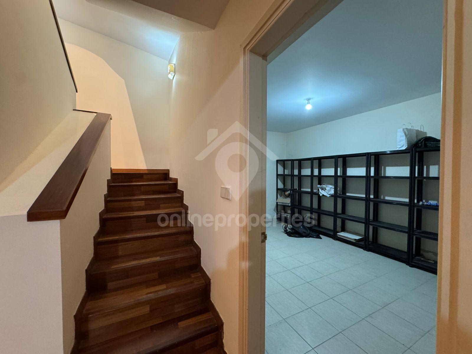 To change image, hover mouse over thumbnails below