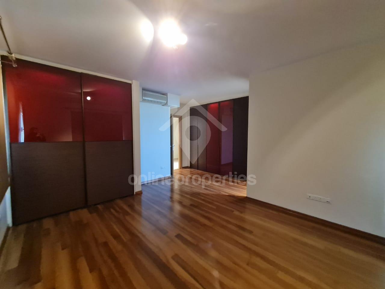 To change image, hover mouse over thumbnails below