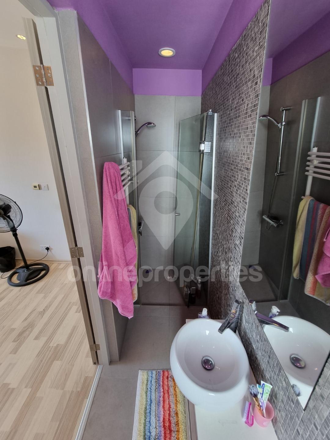 To change image, hover mouse over thumbnails below