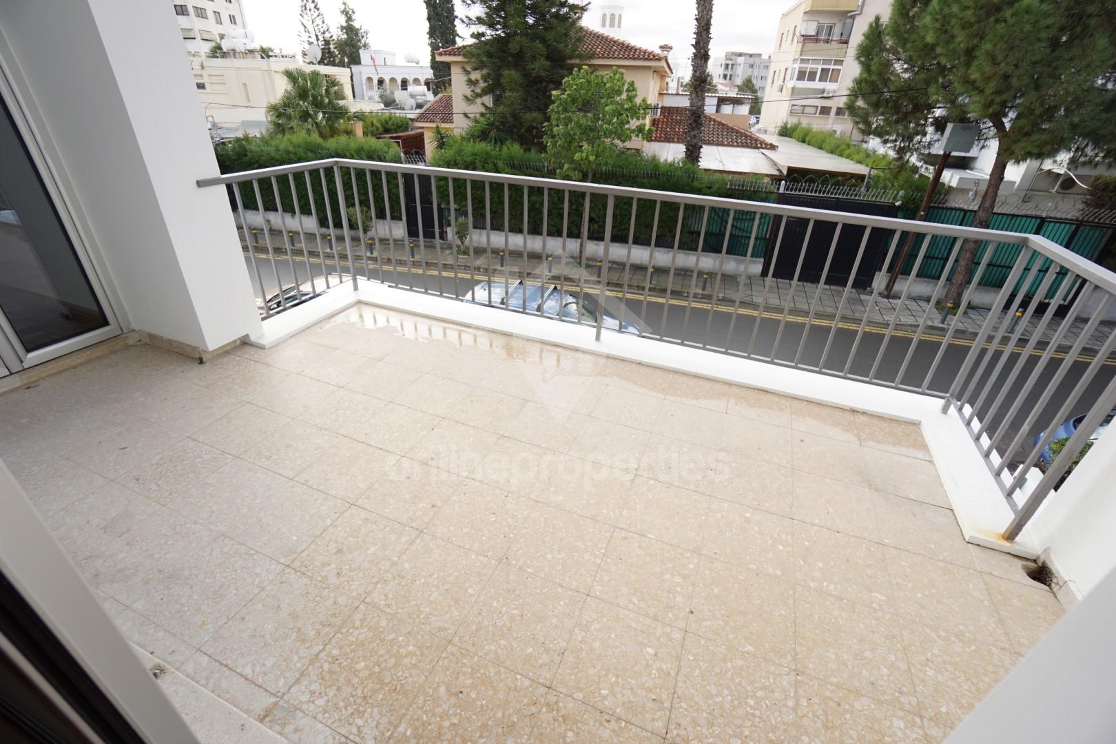 To change image, hover mouse over thumbnails below