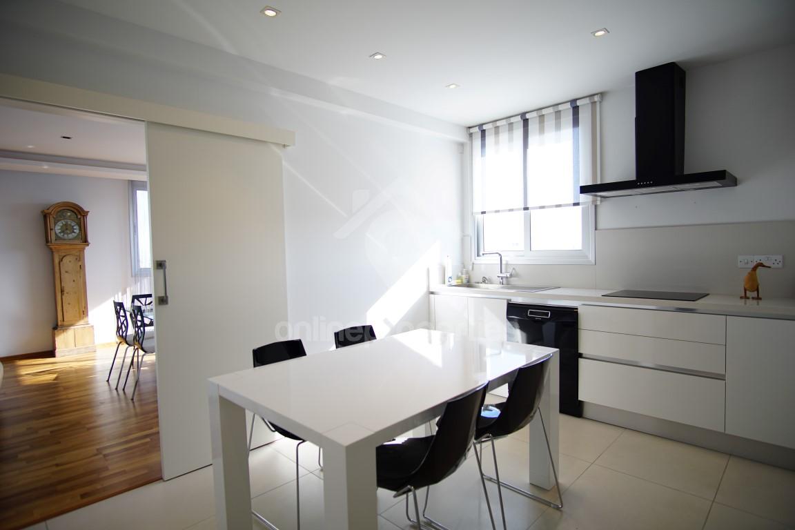 To change image, hover mouse over thumbnails below