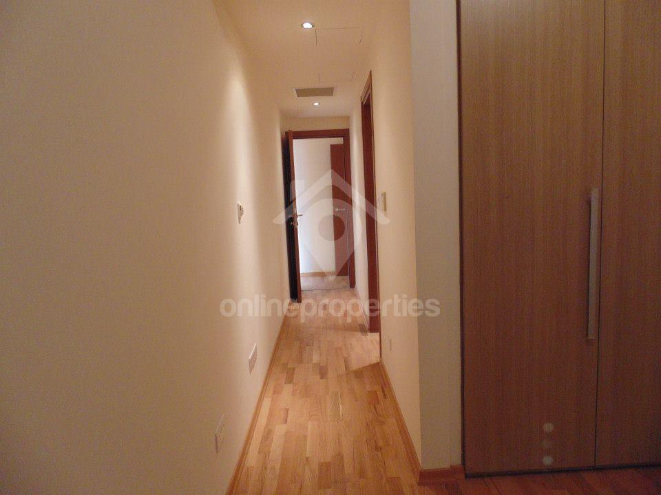 To change image, hover mouse over thumbnails below