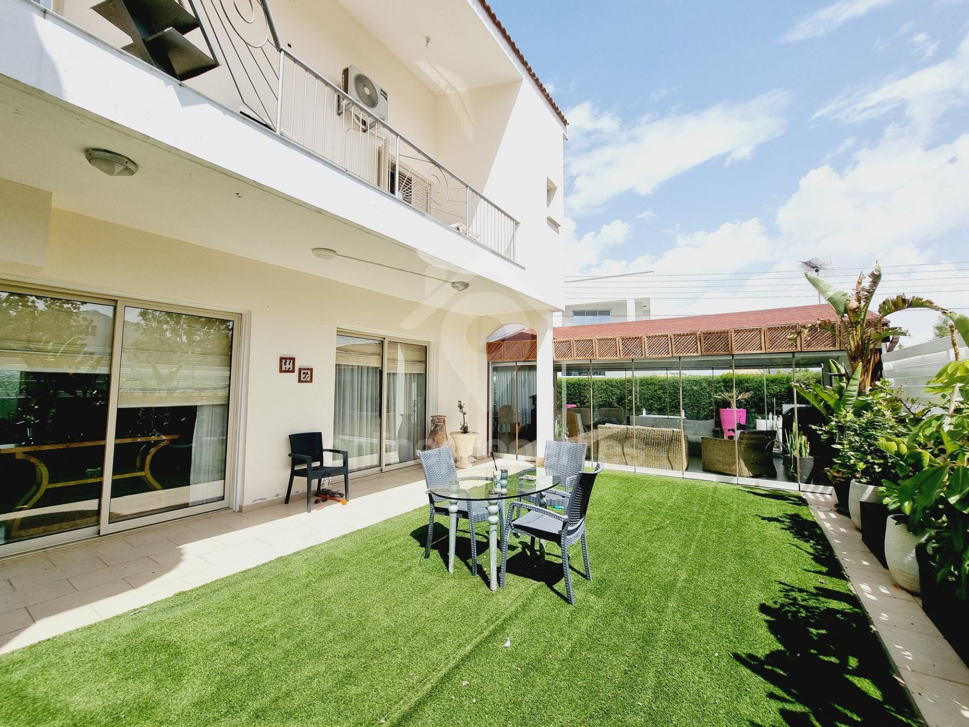 To change image, hover mouse over thumbnails below