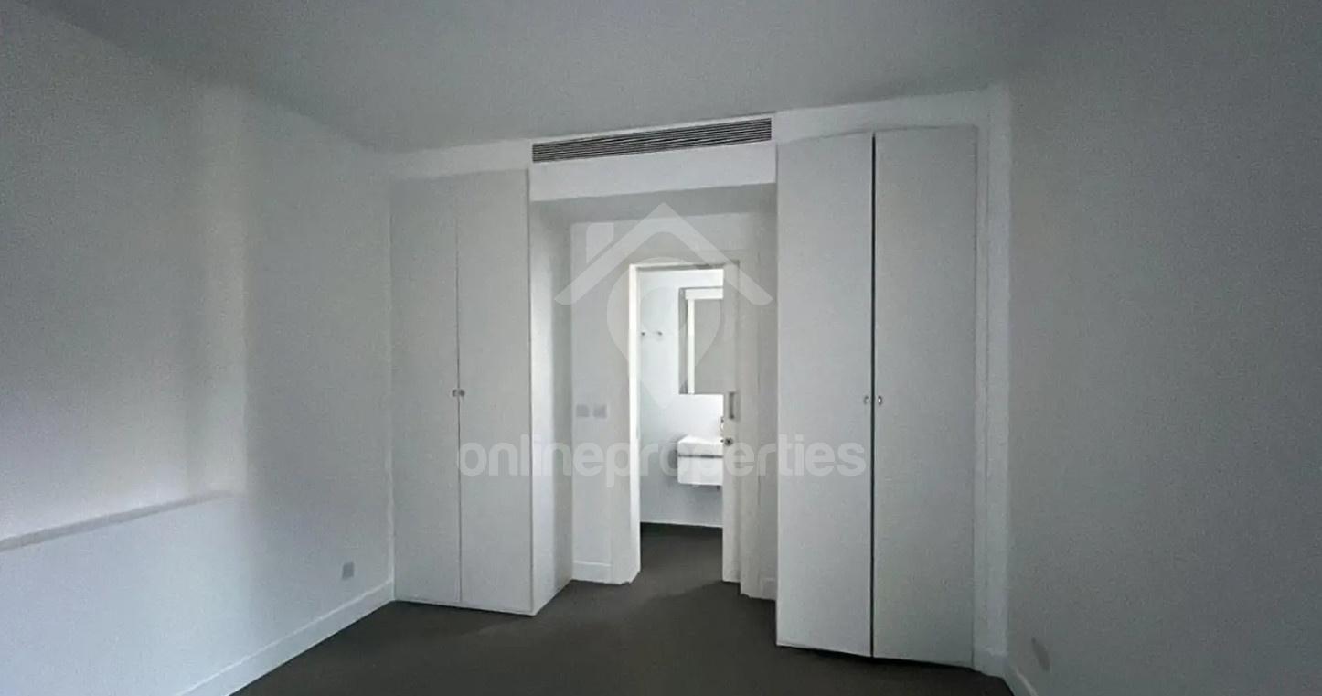 To change image, hover mouse over thumbnails below