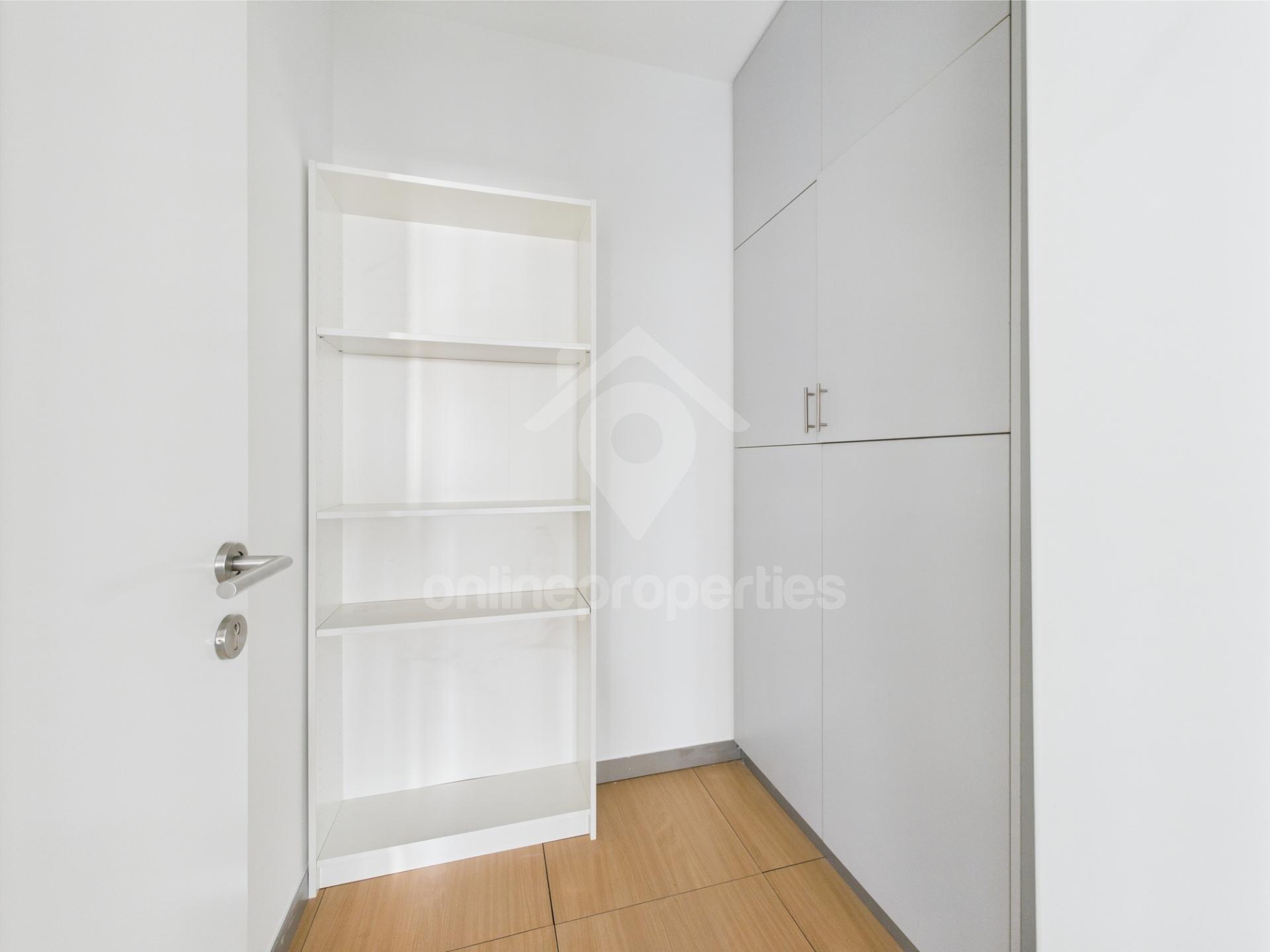 To change image, hover mouse over thumbnails below