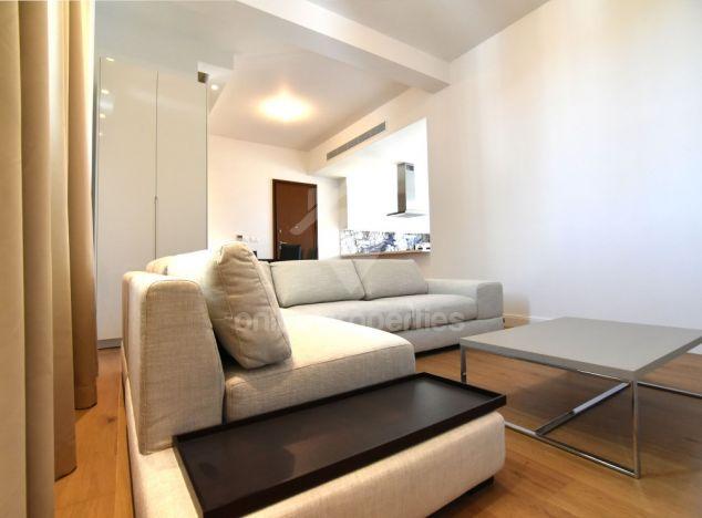 To change image, hover mouse over thumbnails below