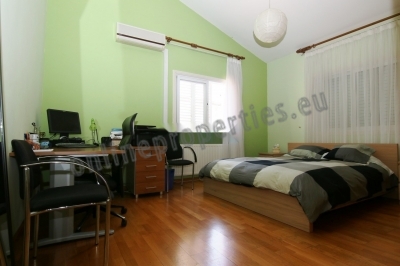 To change image, hover mouse over thumbnails below