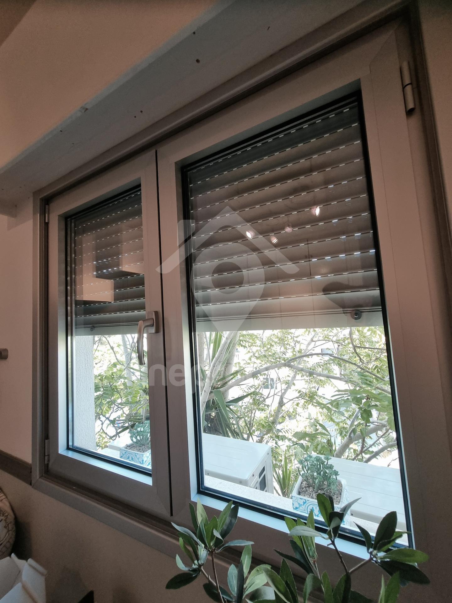 To change image, hover mouse over thumbnails below