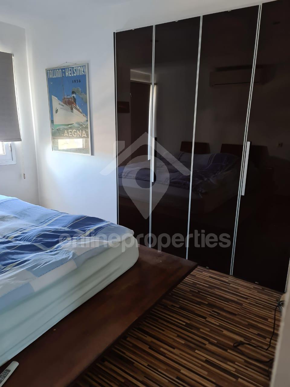 To change image, hover mouse over thumbnails below