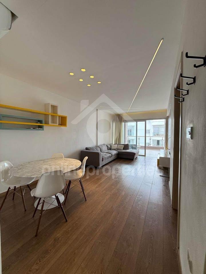 To change image, hover mouse over thumbnails below