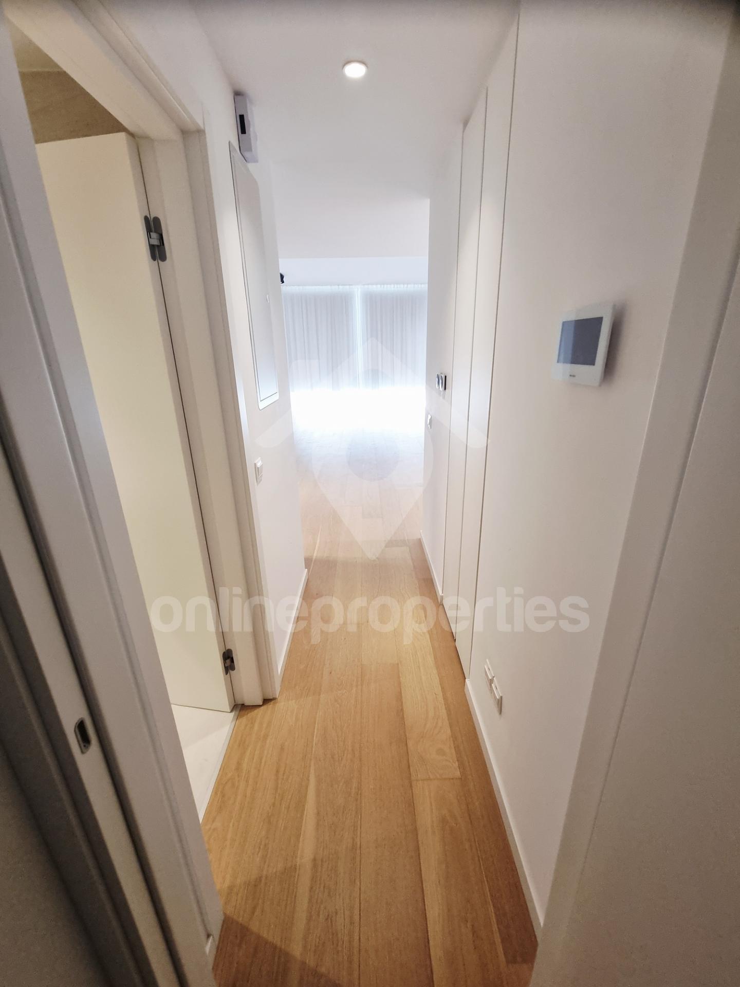 To change image, hover mouse over thumbnails below