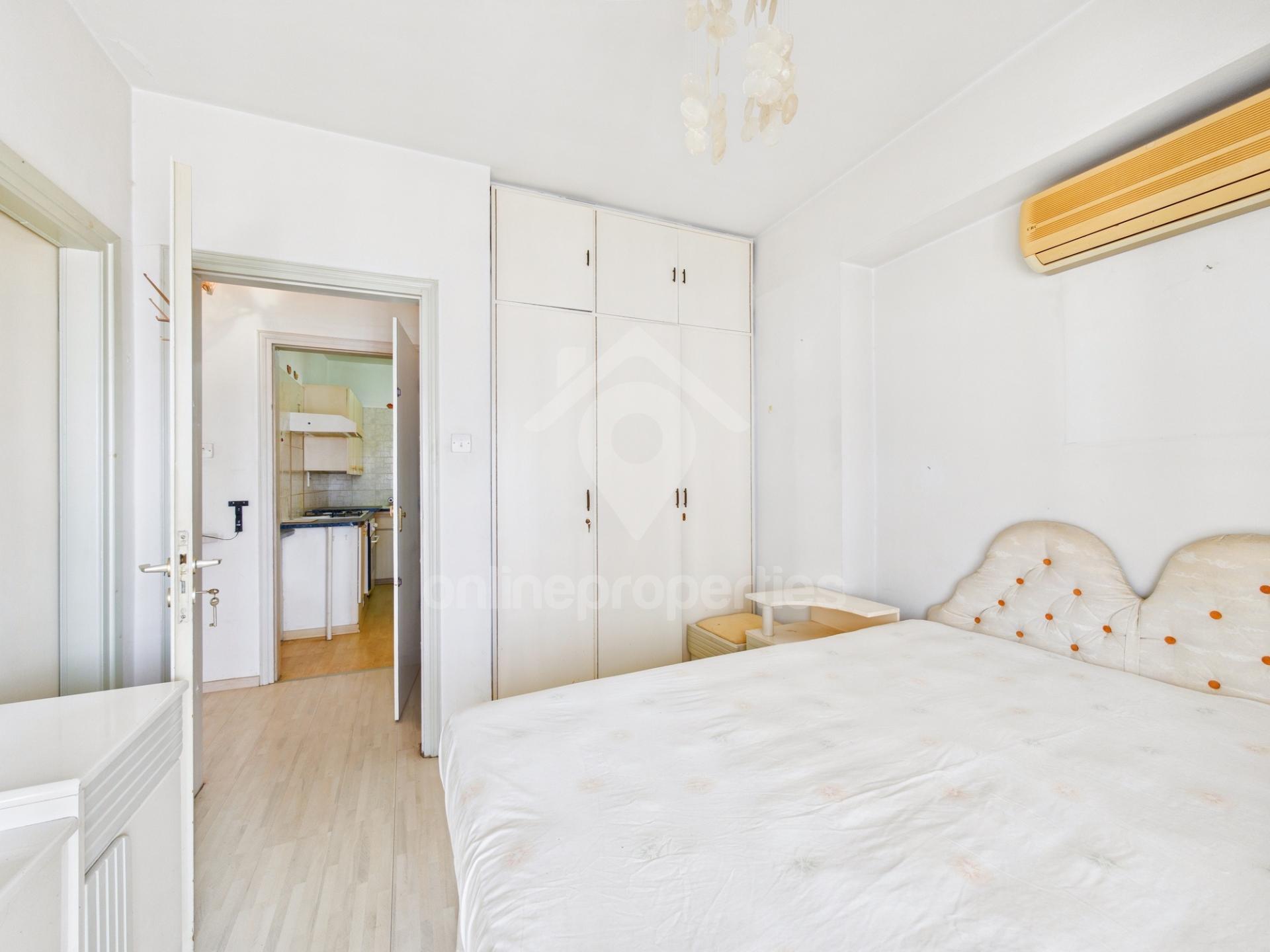 To change image, hover mouse over thumbnails below