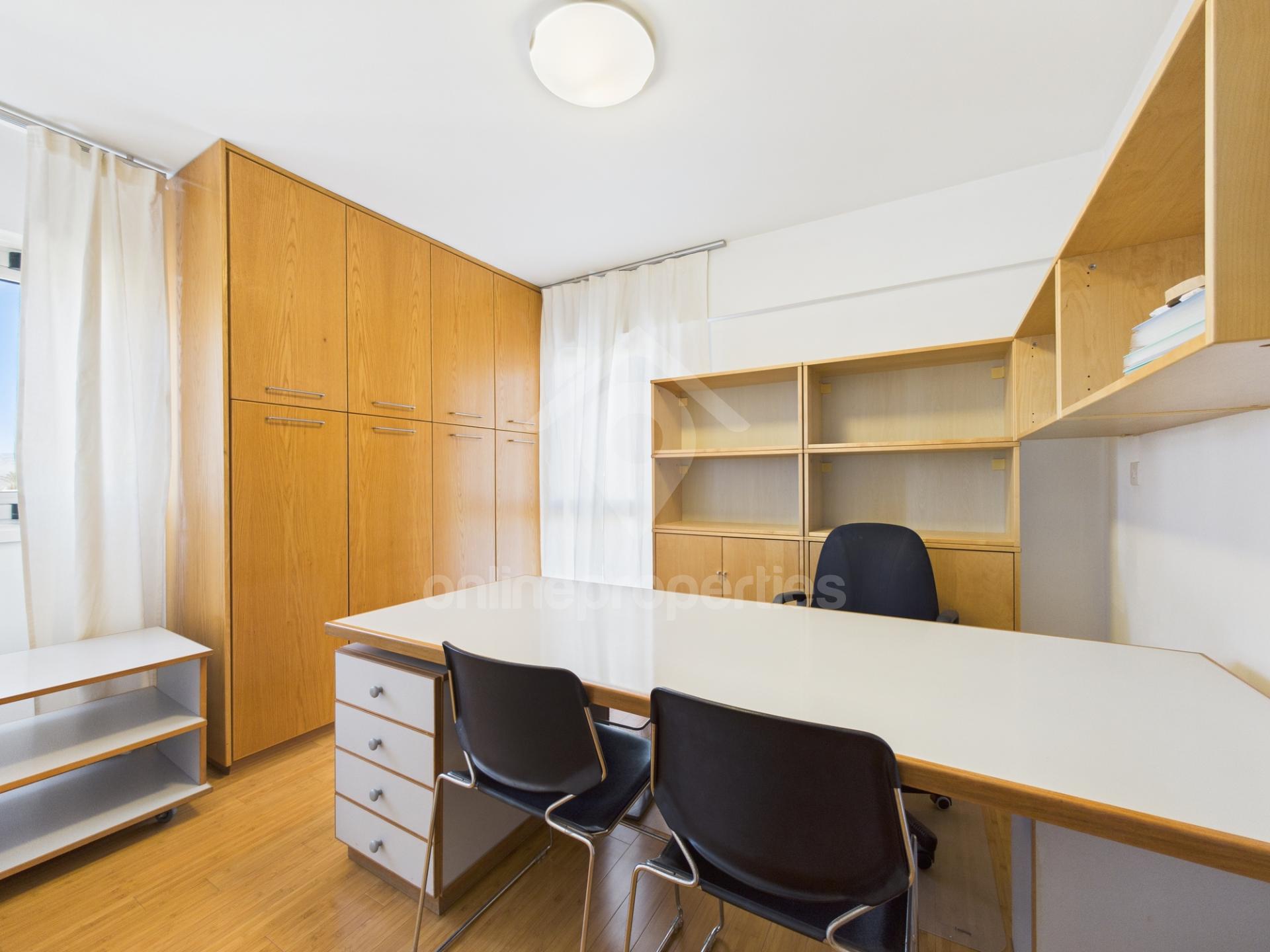 To change image, hover mouse over thumbnails below