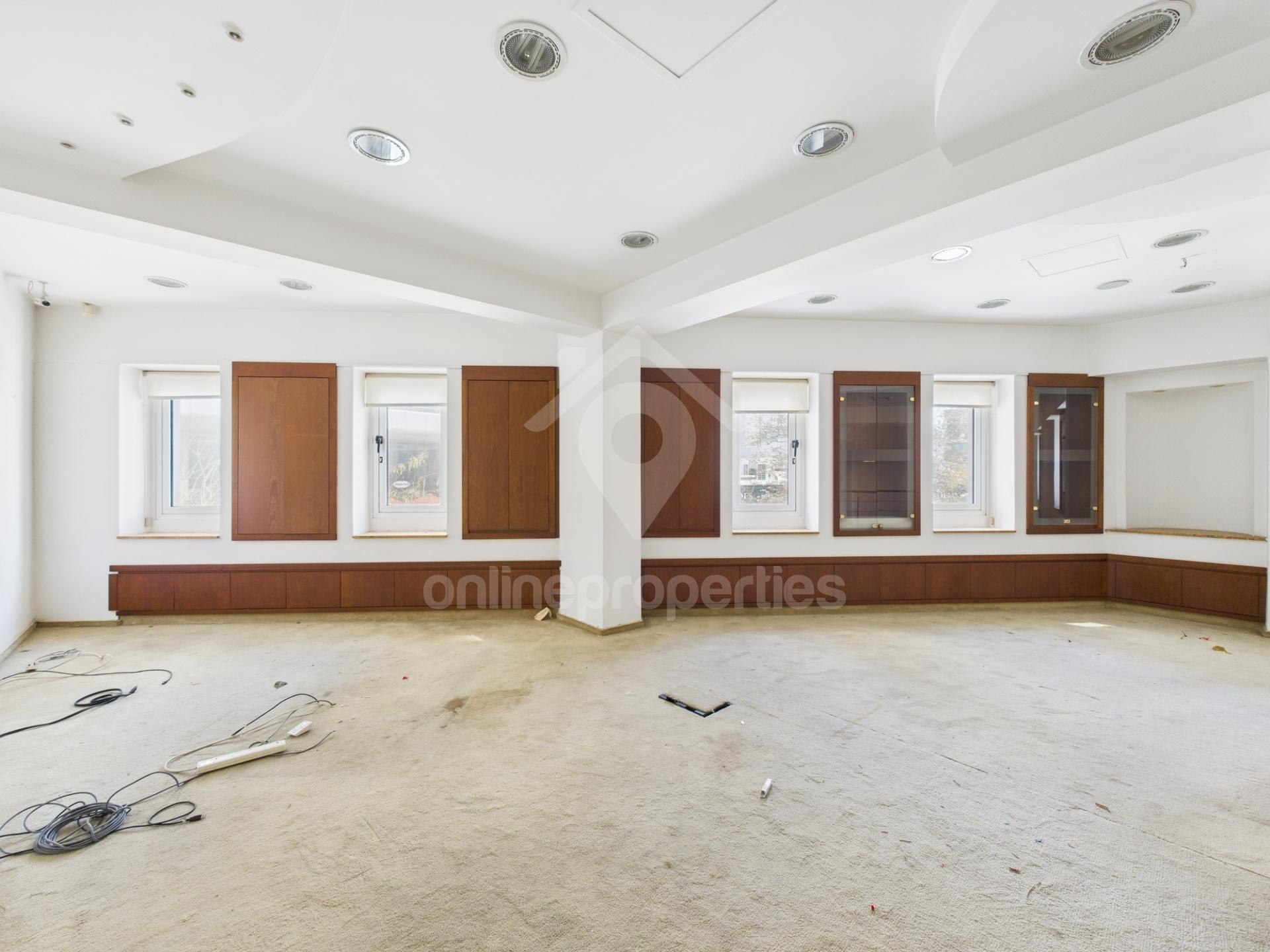 To change image, hover mouse over thumbnails below