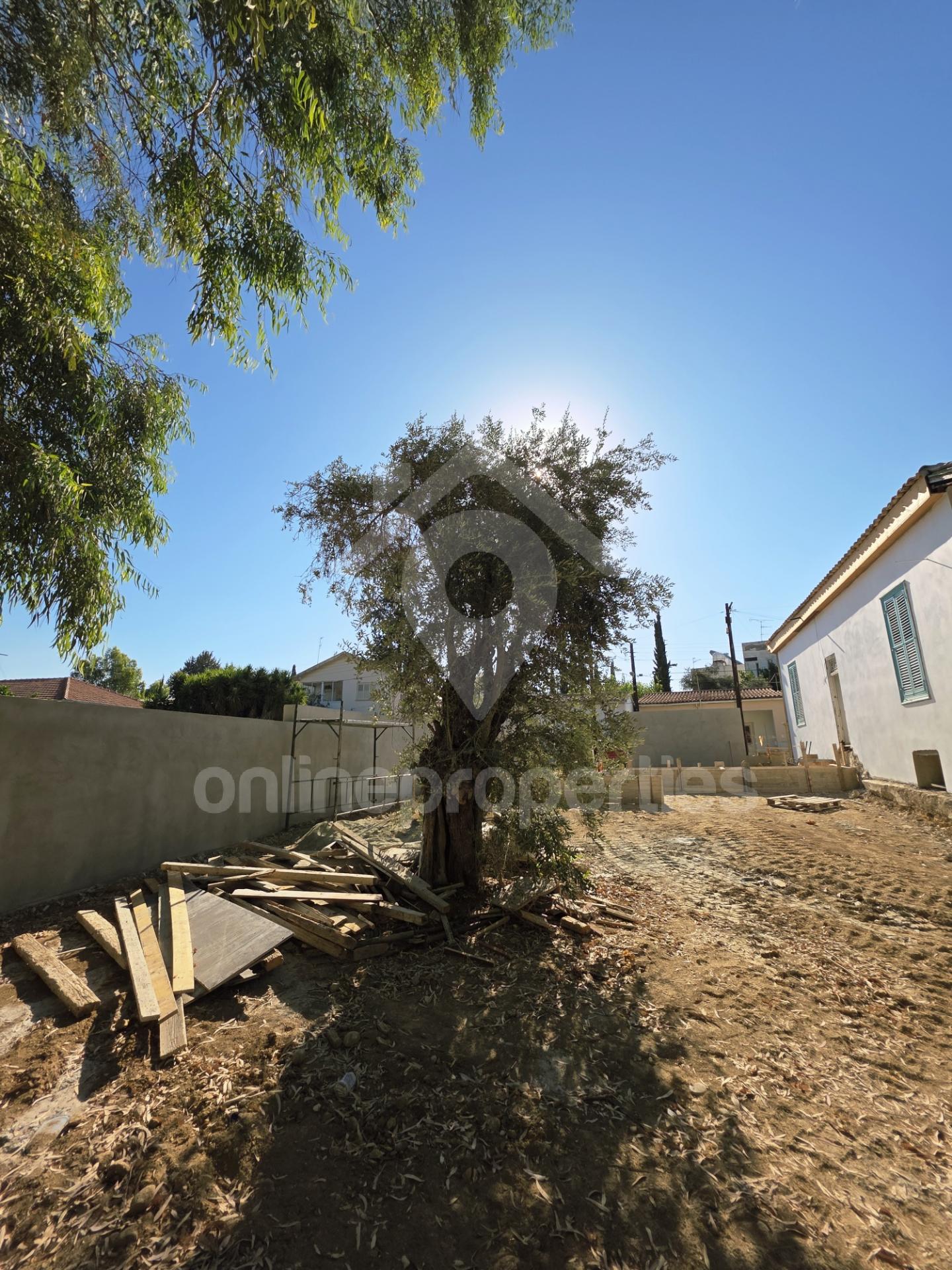 To change image, hover mouse over thumbnails below