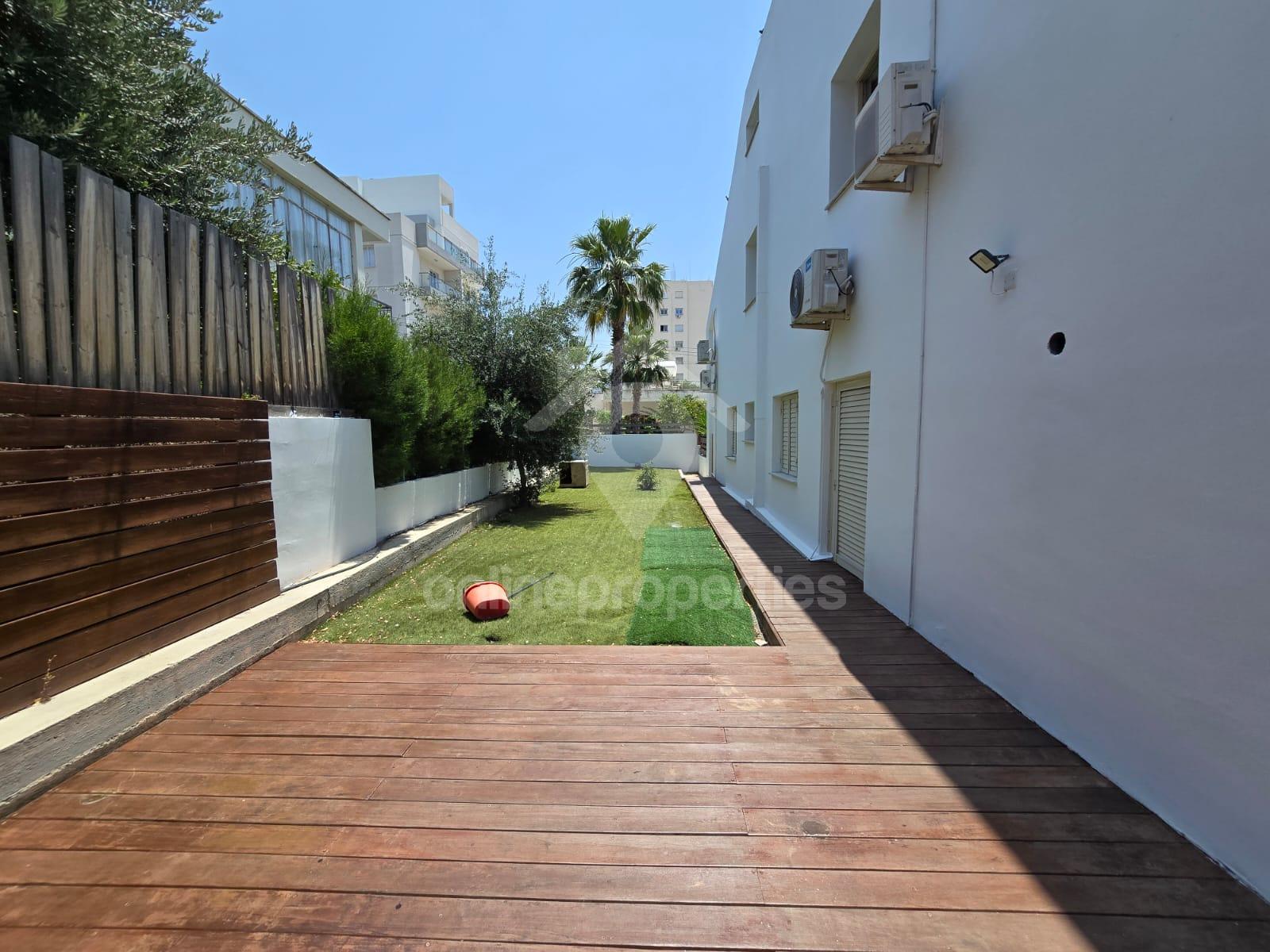 To change image, hover mouse over thumbnails below