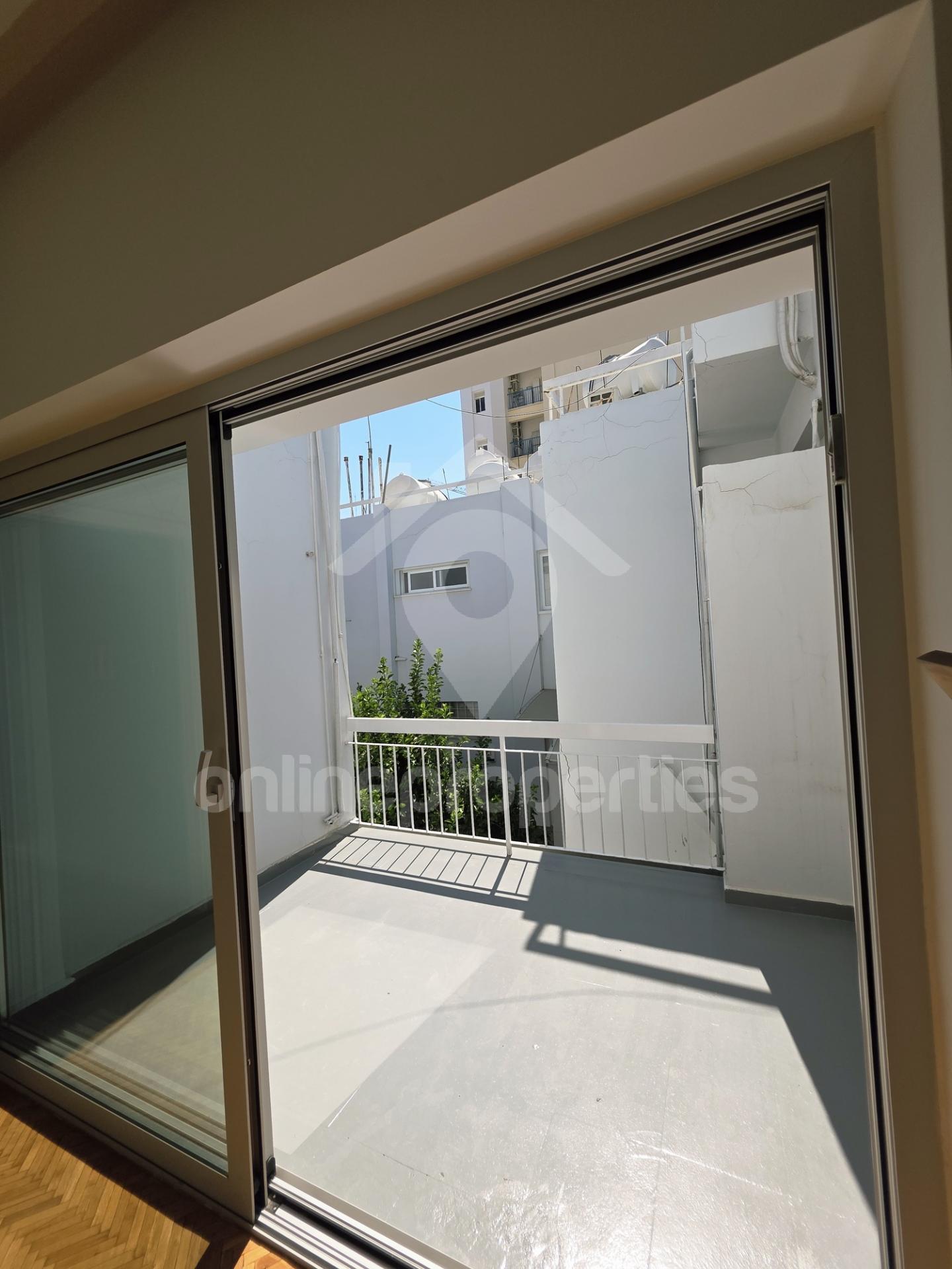 To change image, hover mouse over thumbnails below