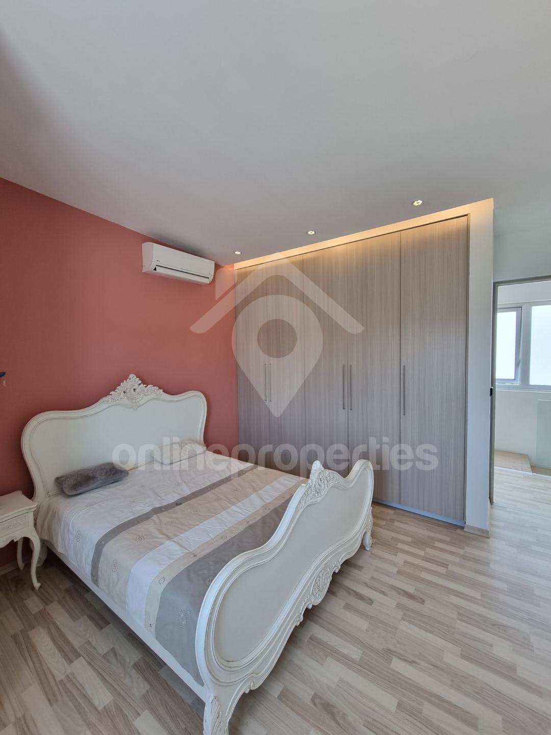 To change image, hover mouse over thumbnails below