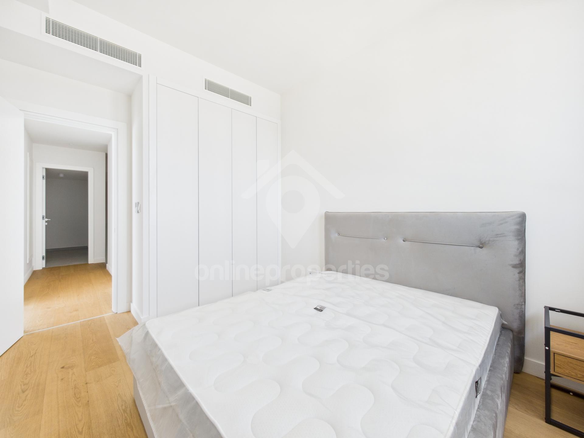 To change image, hover mouse over thumbnails below