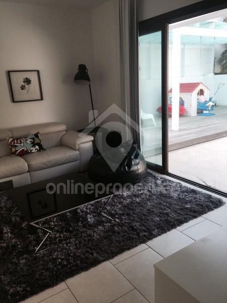 To change image, hover mouse over thumbnails below