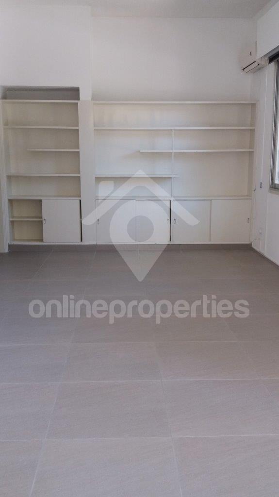 To change image, hover mouse over thumbnails below