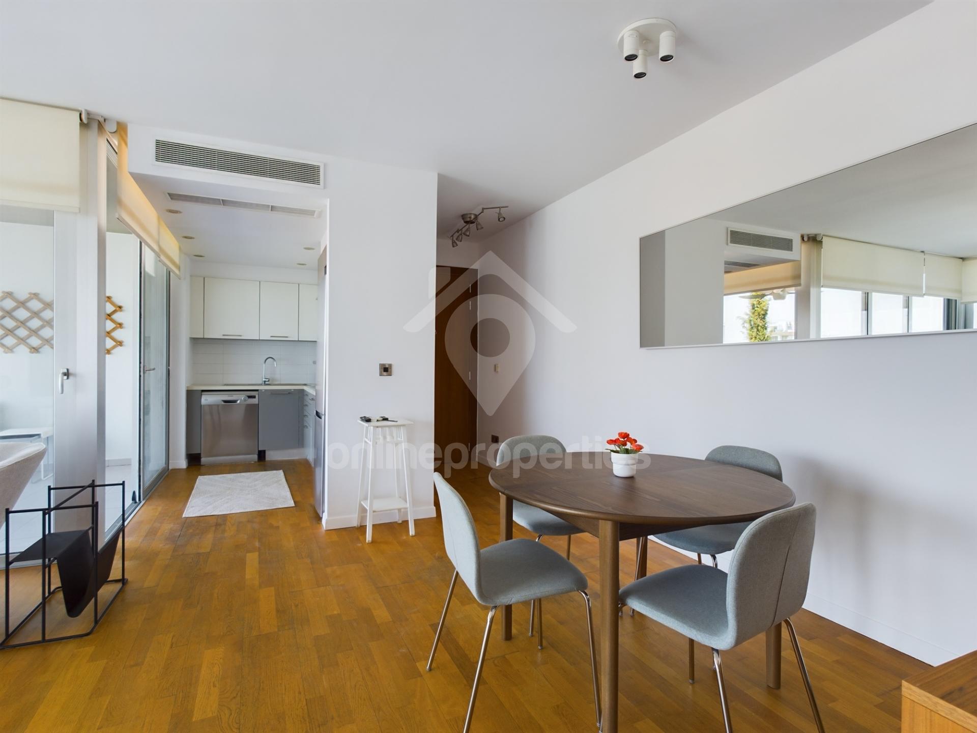 To change image, hover mouse over thumbnails below