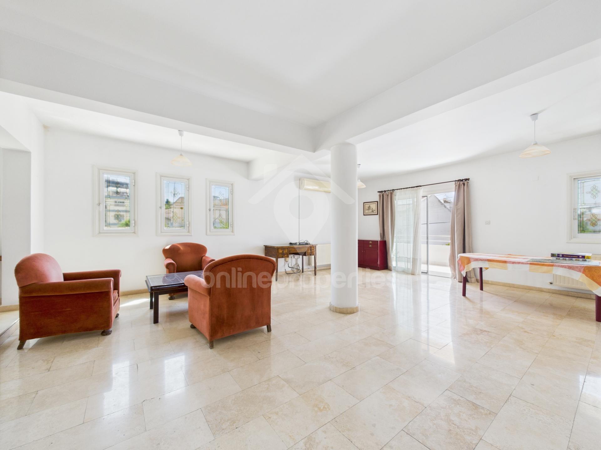 To change image, hover mouse over thumbnails below