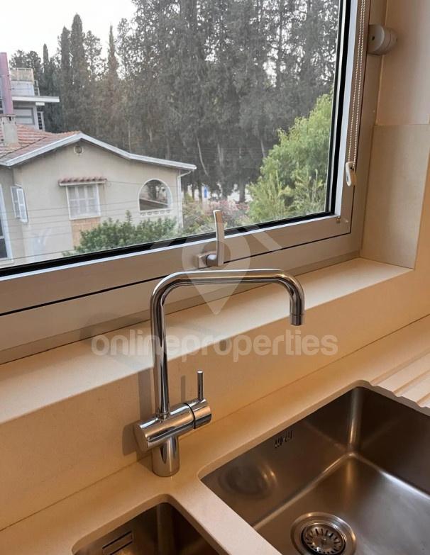 To change image, hover mouse over thumbnails below