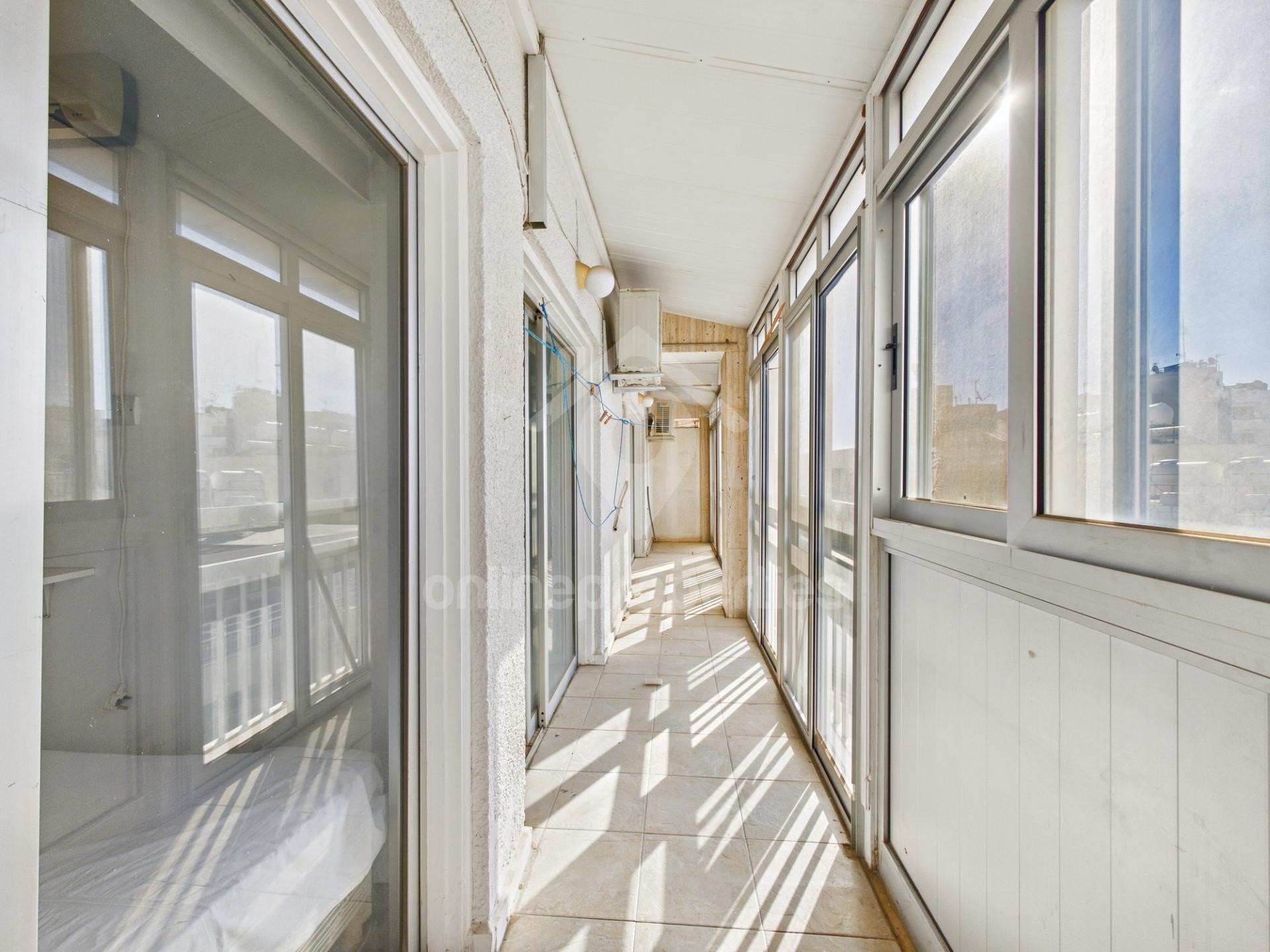 To change image, hover mouse over thumbnails below